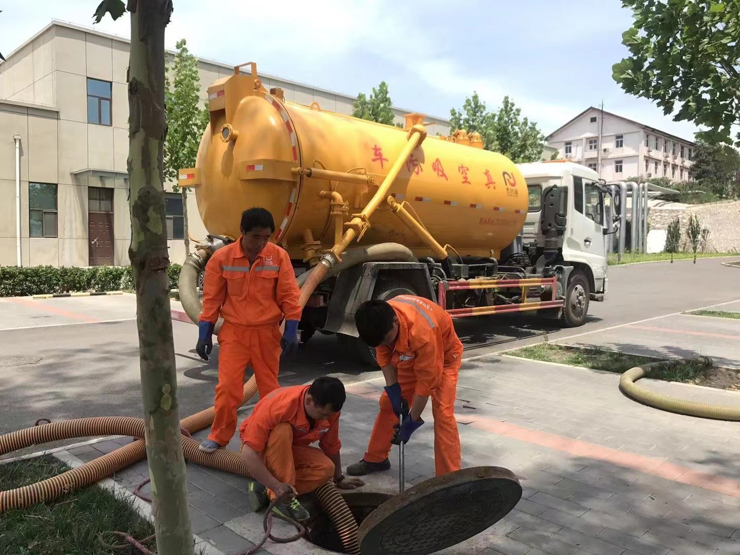 梁园管道疏通车停在窨井附近