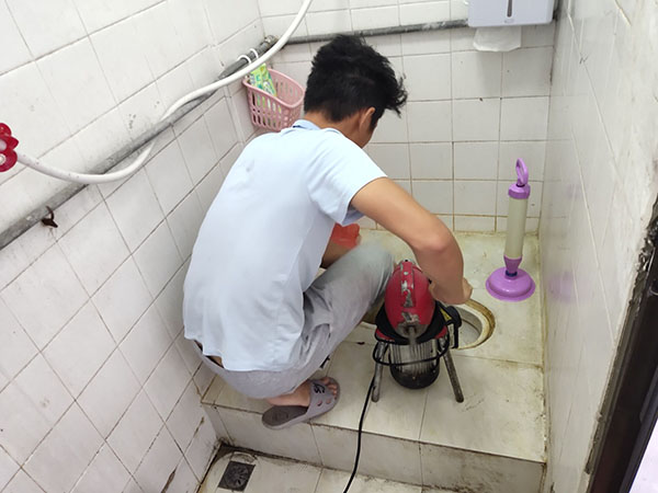 梁园管道堵塞冒臭气 专业师傅现场解决问题