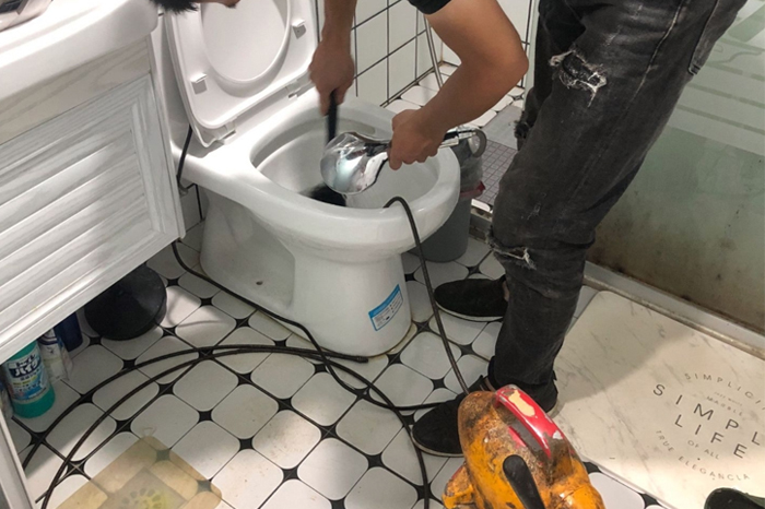 梁园马桶堵塞自己疏通还是找师傅?专业上门服务让你省时更省心